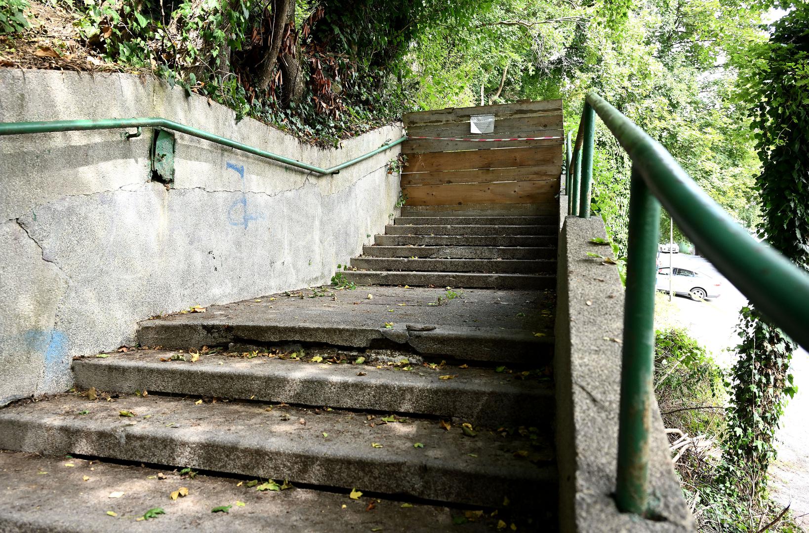 Zamenhofove stube, koje spajaju ulicu Vladimira Nazora i Zamenhofovu ulicu, neprohodne su zbog palog drveća i bandere.