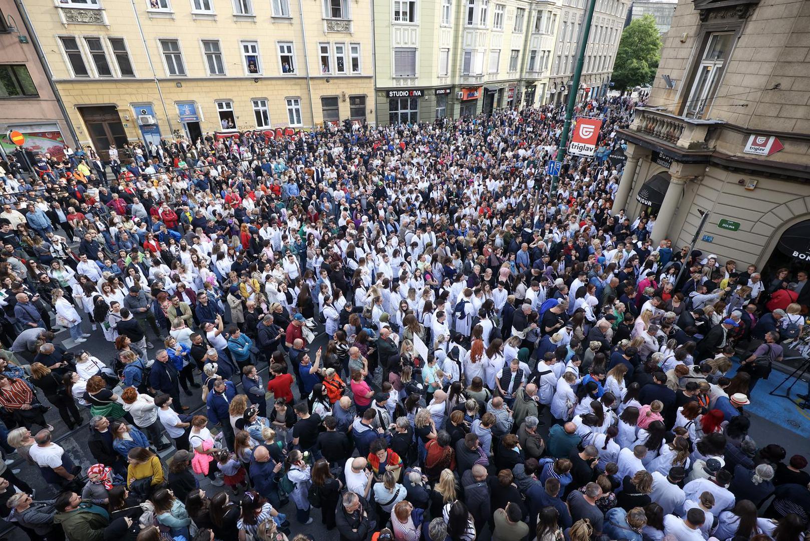 28.05.2023., Sarajevo, Bosna i Hercegovina - Nakon sto je u petak navecer u tragicnoj saobracajnoj nesreci ubijena mlada doktorica Azra Spahic, gradjani Sarajeva su odlucili odati joj pocast prosvjednim okupljanjem na mjestu nesrece.

 Photo: Armin Durgut/PIXSELL