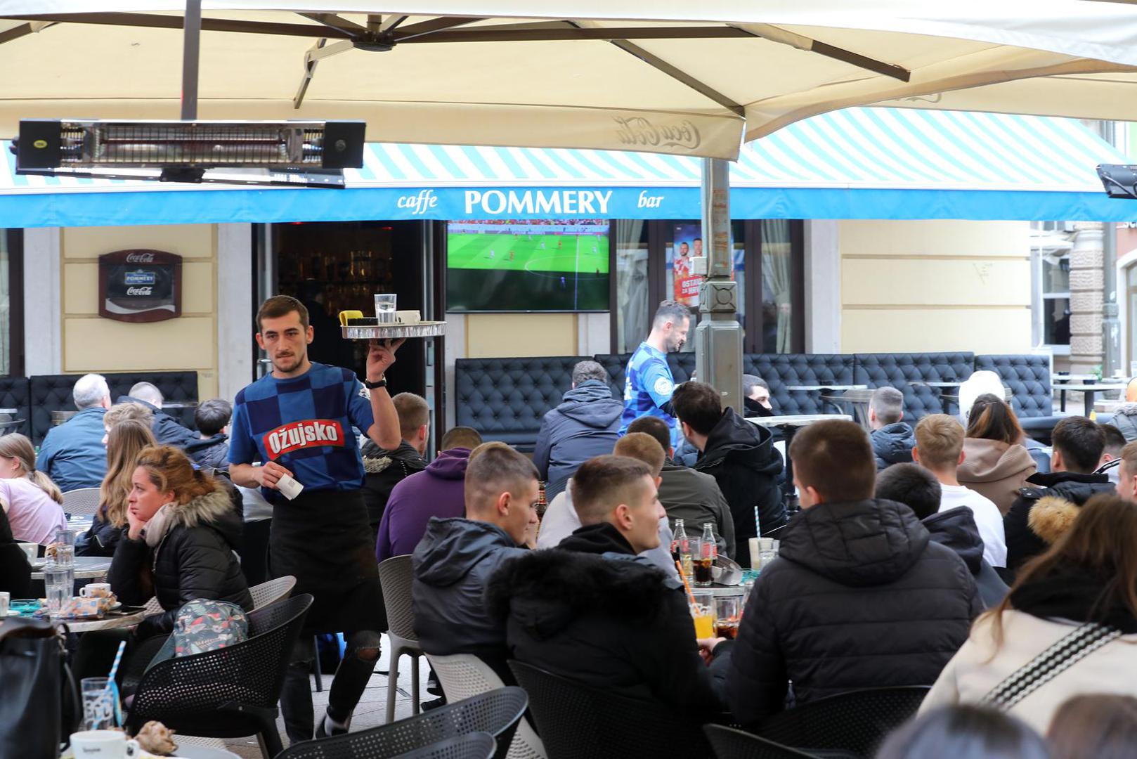 23.11.2022., Rijeka - Rijecani po kaficima na Korzu prate prijenos nogometne utakmice Hrvatska - Maroko.  Photo: Goran Kovacic/PIXSELL