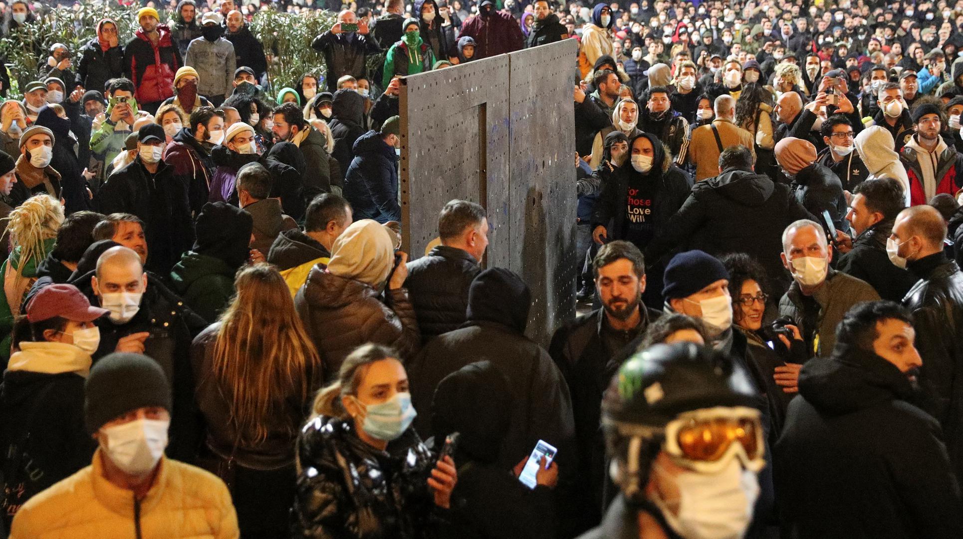 Protesters gather outside the parliament building during a rally against the "foreign agents" law in Tbilisi, Georgia, March 8, 2023. REUTERS/Irakli Gedenidze Photo: IRAKLI GEDENIDZE/REUTERS