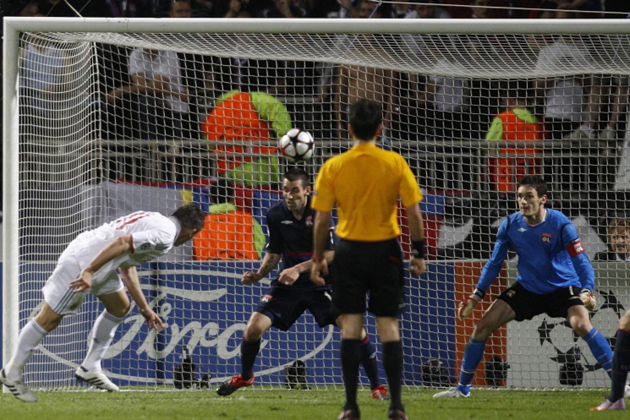 'Ivica Olic (L) of Bayern Munich heads the ball to score against Olympique Lyon during the Champions League semi-final, second leg soccer match in Lyon April 27, 2010.    REUTERS/Michael Dalder  (FRAN