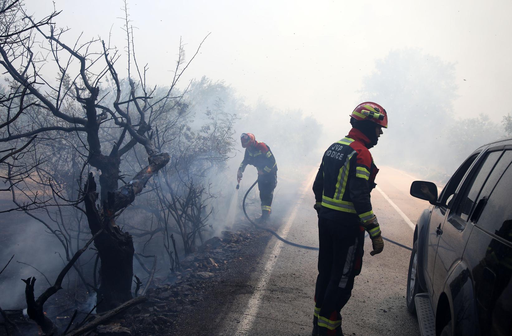 30.07.2024. Skradin - Kod Skradina, u naselju I?evo, izbio je veliki požar. Požarom je zahvacena trava, nisko raslinje i borova šuma. Požar gase cetiri kanadera. Vatra ozbiljno prijeti Bratiškovcima, ugrožavajuci kuce i imovinu.  Photo: Dusko Jaramaz/PIXSELL