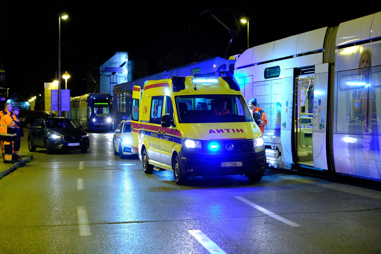 Zagreb: Zastoj tramvaja u Savskoj, policija i hitna na terenu