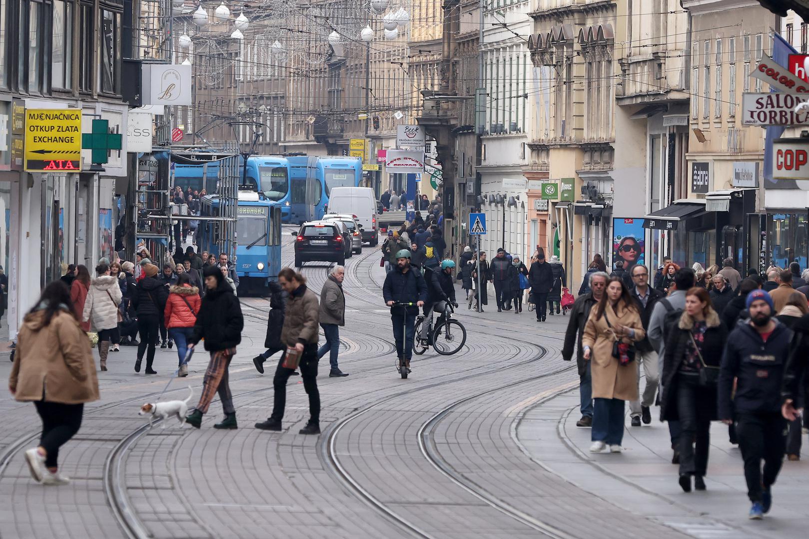 22.12.2023., Zagreb - Zadnjeg radnog dana pred blagdanski produzeni vikend stanje u centru grada je kaoticno, kako u pjesackim zonama tako i u automobilskom i javnom prometu. Za sve one koji niti ove godine nisu uspjeli panirati sve obveze prije guzvi savjet je da cuvaju zivce i iduce godine vise pozornosti posvete planiranju. Photo: Patrik Macek/PIXSELL