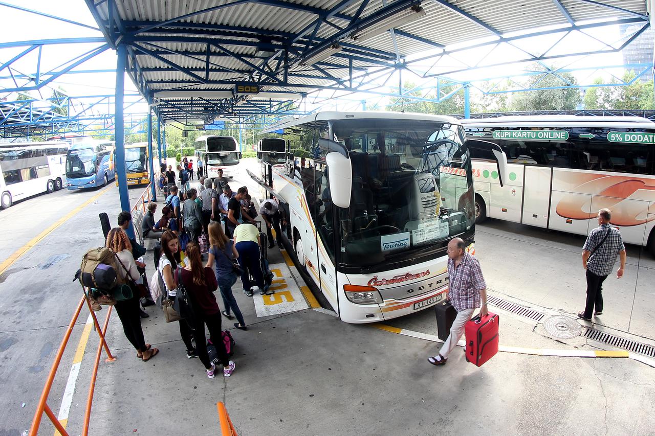 18.08.2015., Autobusni kolodvor, Zagreb - Mladi ljudi, ali i cijele obitelji trbuhom za kruhom u potrazi za poslom odlaze u Njemacku.  Photo: Boris Scitar/Vecernji list/PIXSELL