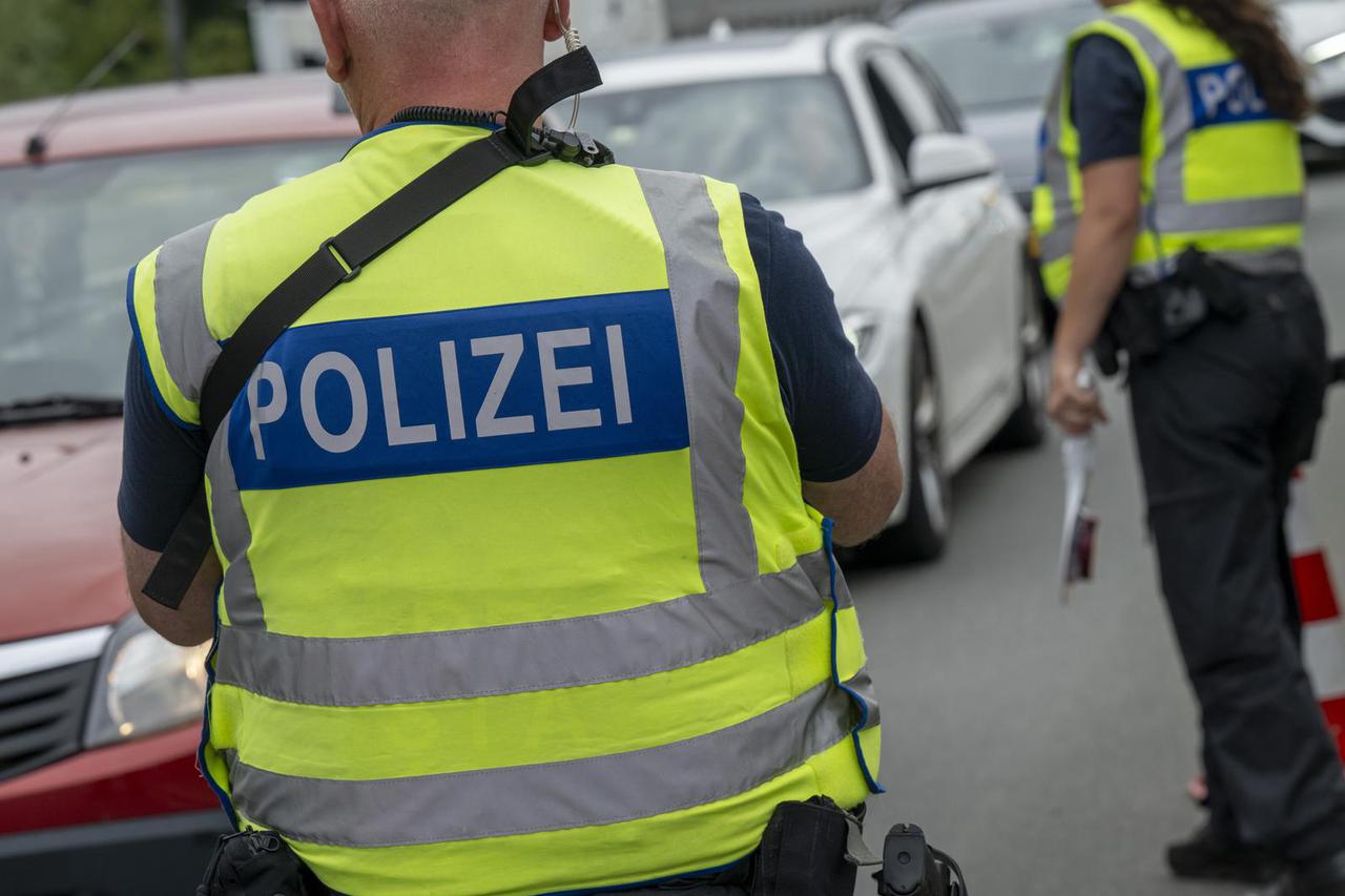 Federal police border controls on the A8