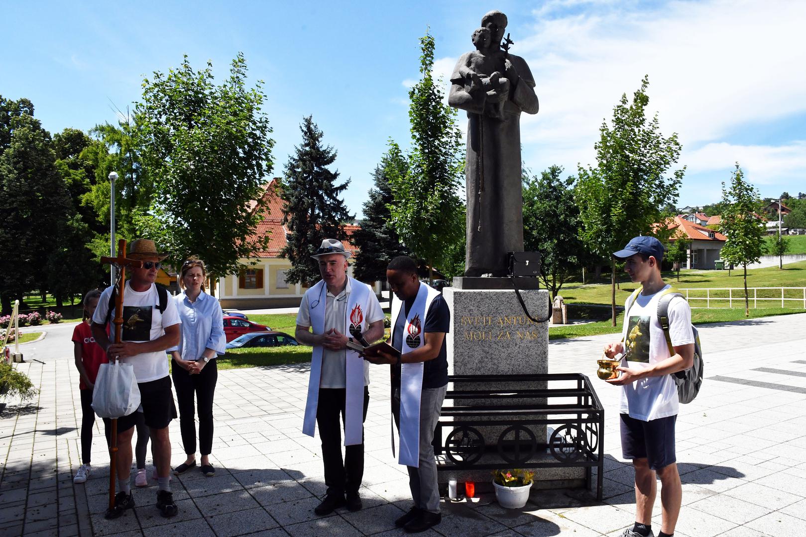 12.06.2020. Podvinje, Polazak hodocasnika-pjesaka ispred Zupe sv. Antuna Padovanskog u Podvinju na Dane svetog Ante u Gornjim Mocilima (BiH).
Photo: Ivica Galovic/ PIXSELL