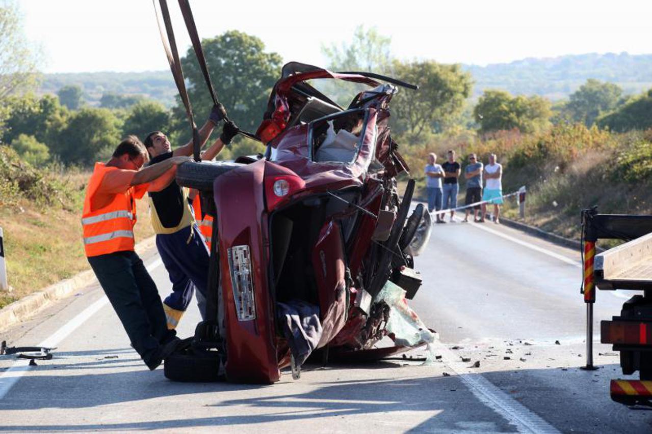 Dvoje poginulih u prometnoj u Poličniku (1)