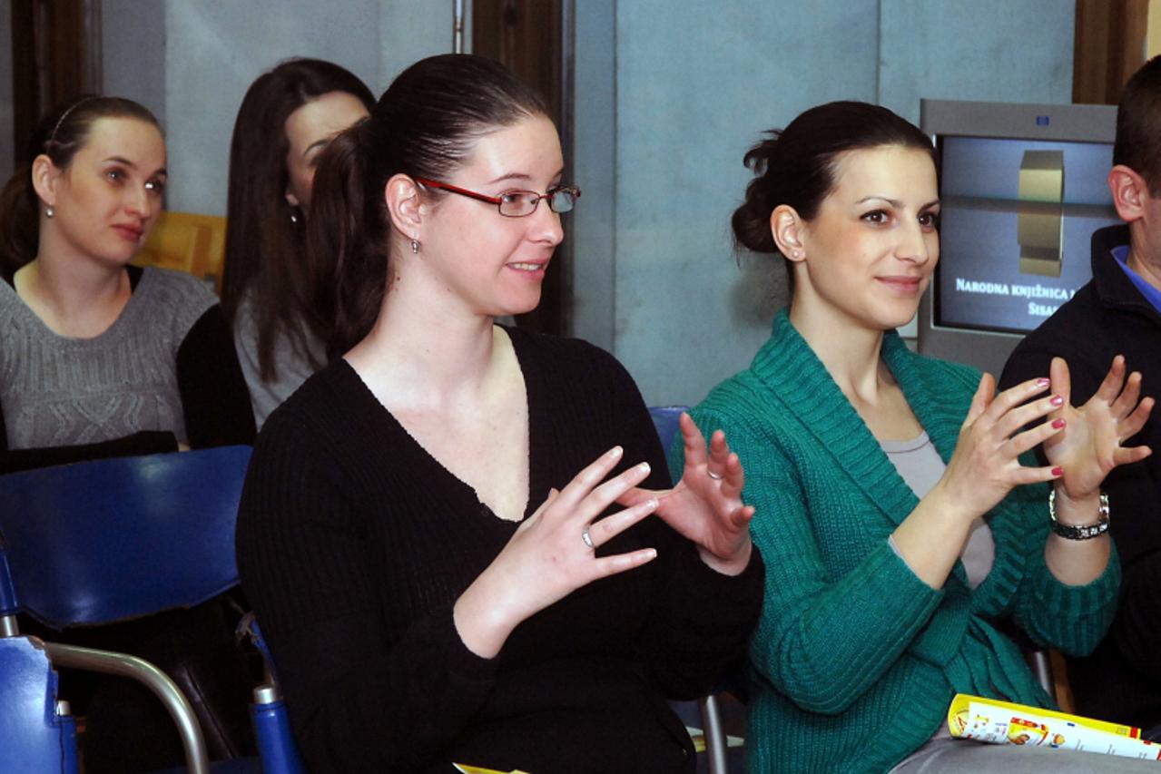 '03.03.2011., Sisak - U Narodnoj knjiznici odrzano je predavanje o znakovnom jeziku za bebe koje je odrzala Katarina Kadic. Photo:Nikola Cutuk/PIXSELL'