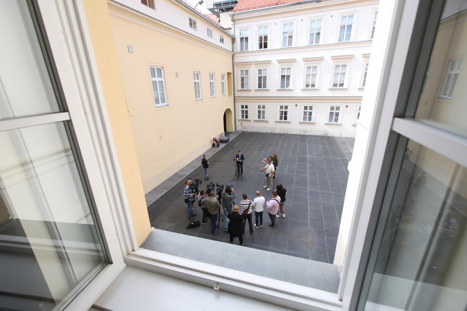 Zagreb: Konferencija za medije ministra Zdravka Marića u dvorištu Vlade RH