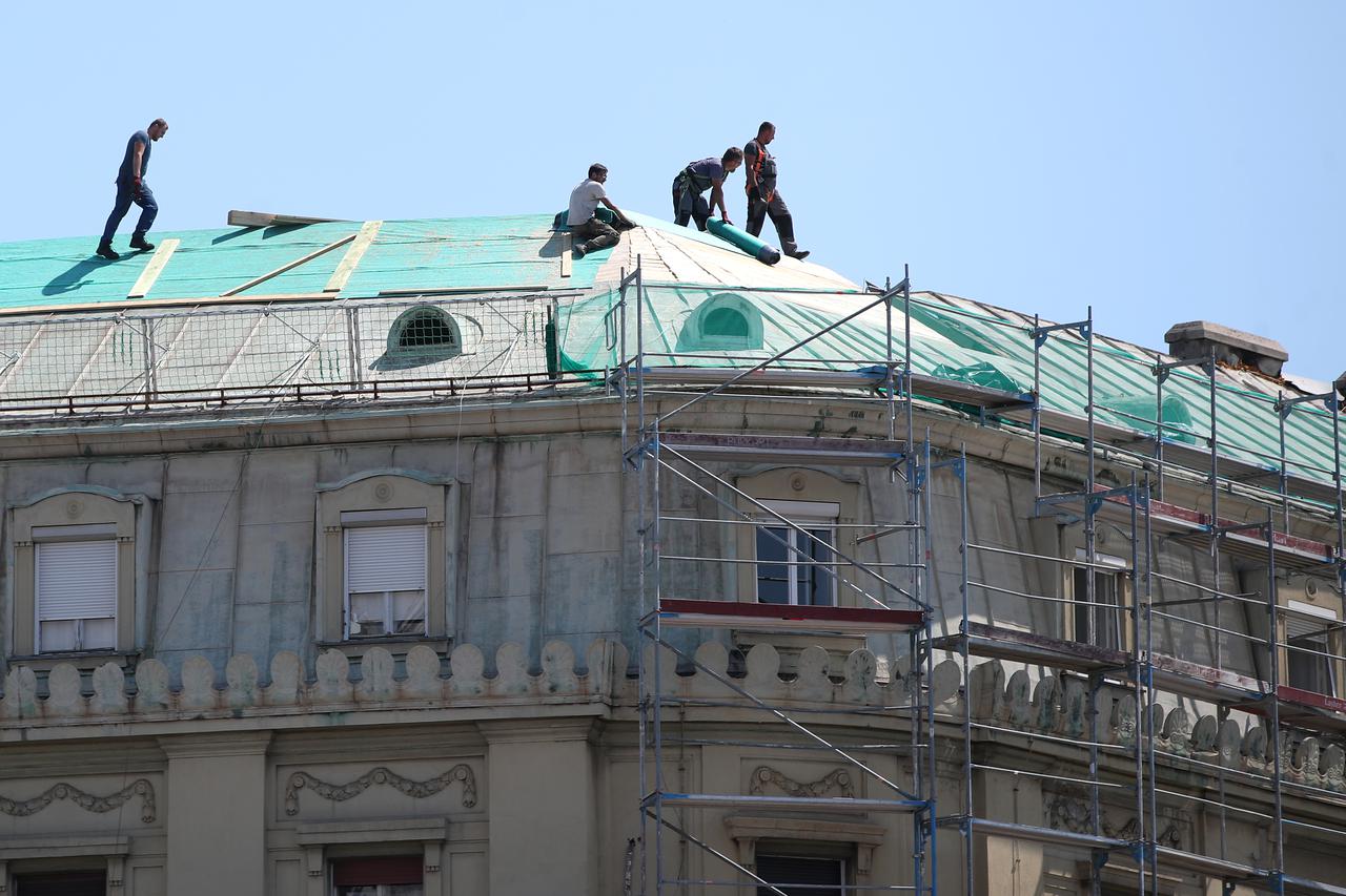 Zagreb: Radnici  saniraju krov na zgradi u Draškovićevoj ulici