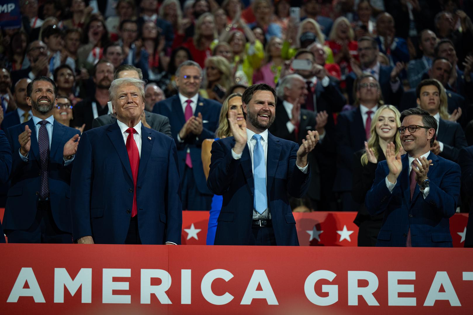 Činilo se da je bivši predsjednik dirnut dočekom, dok je stajao u loži uz članove svoje obitelji i senatora J. D. Vancea, kojega je Trump izabrao za potpredsjednika, što je objavljeno nekoliko sati prije njegova pojavljivanja na konvenciji. 