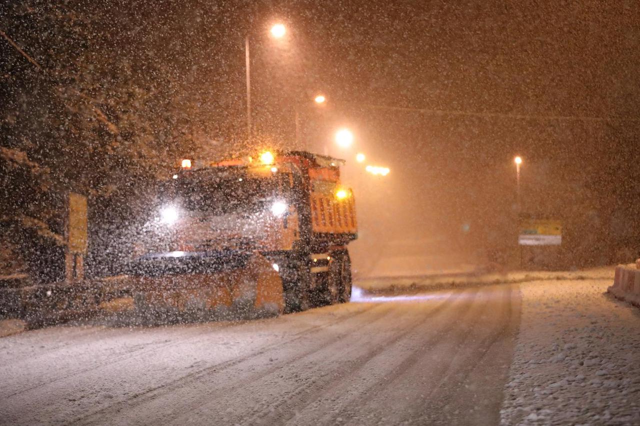 Zagvozd: Zimske službe neprekidno čiste snijeg na glavnim prometnicama 