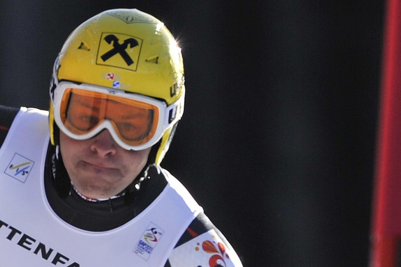 \'Croatia\'s Ivica Kostelic competes during the men\'s Alpine skiing World Championship Super G event in Garmisch Partenkirchen, southern Germany on February 9, 2011. AFP PHOTO / FABRICE COFFRINI\'