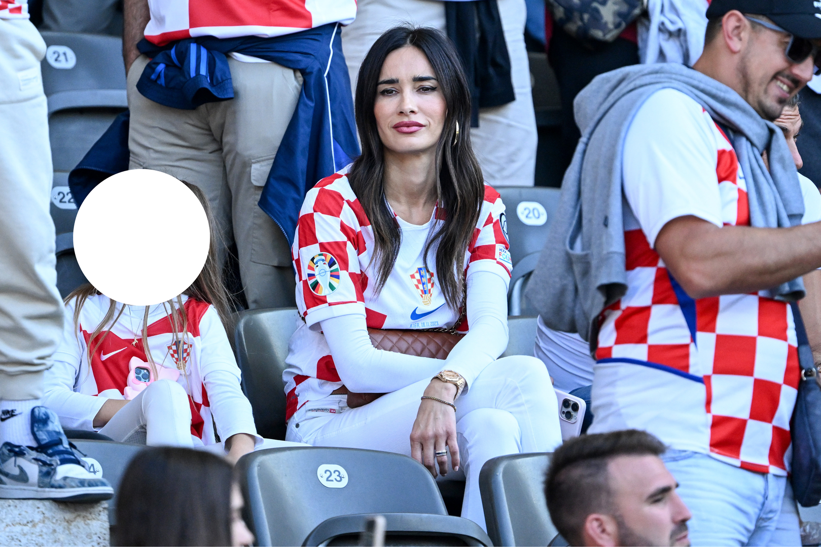 U moru crveno-bijelih kockica fotografi su zabilježili hravtskog glumca Gorana Bogdana i novinarku Lanu Banely koju dugo nismo vidjeli u javnosti, dok se među običnim pukon našao i bivši ministar financija Zdravko Marić.