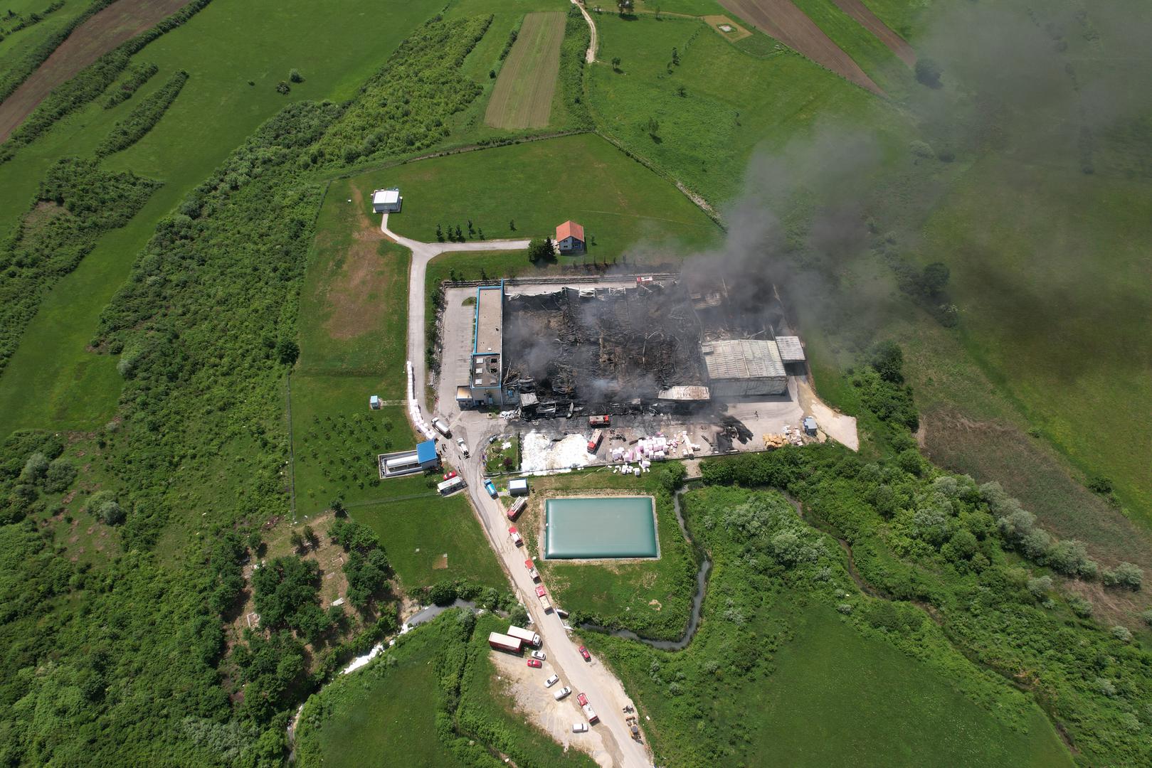 24.05.2022., Bihac, Bosna i Hercegovina - U tvornici stiropora "Austrotherm" u Turiji kod Bihaca rano jutros izbio je pozar. Velika vatra zahvatila je tvornicu, a crni dim se vidi kilometrima daleko. Policija obavlja ocevid, a pozar je trenutacno pod kontrolom vatrogasaca koji neprestano gase pozar. Photo: Dejan Rakita/PIXSELL