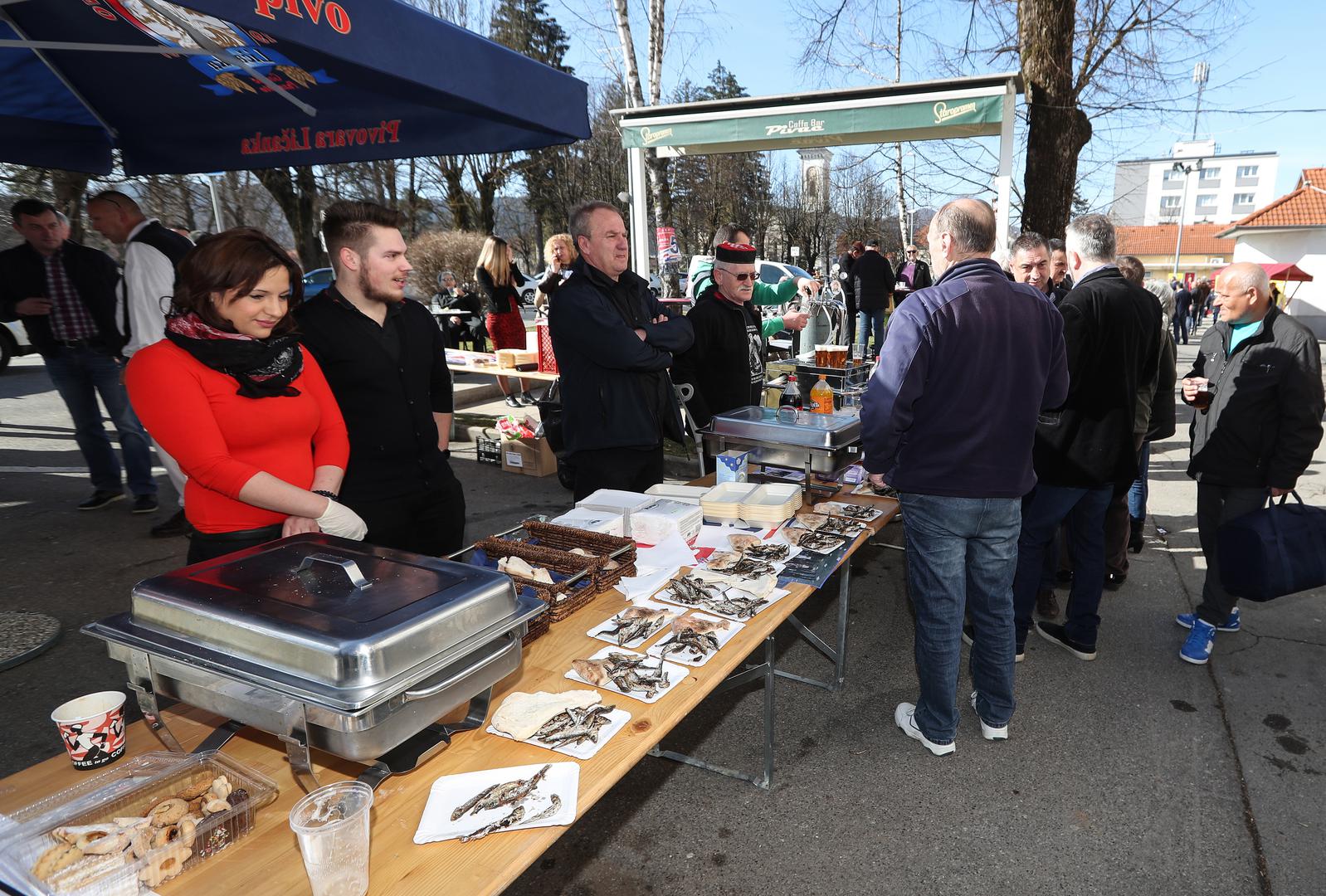 Na HSP-ovu je štandu u srijedu bila najveća gužva jer su dijelili ribice, pivo...