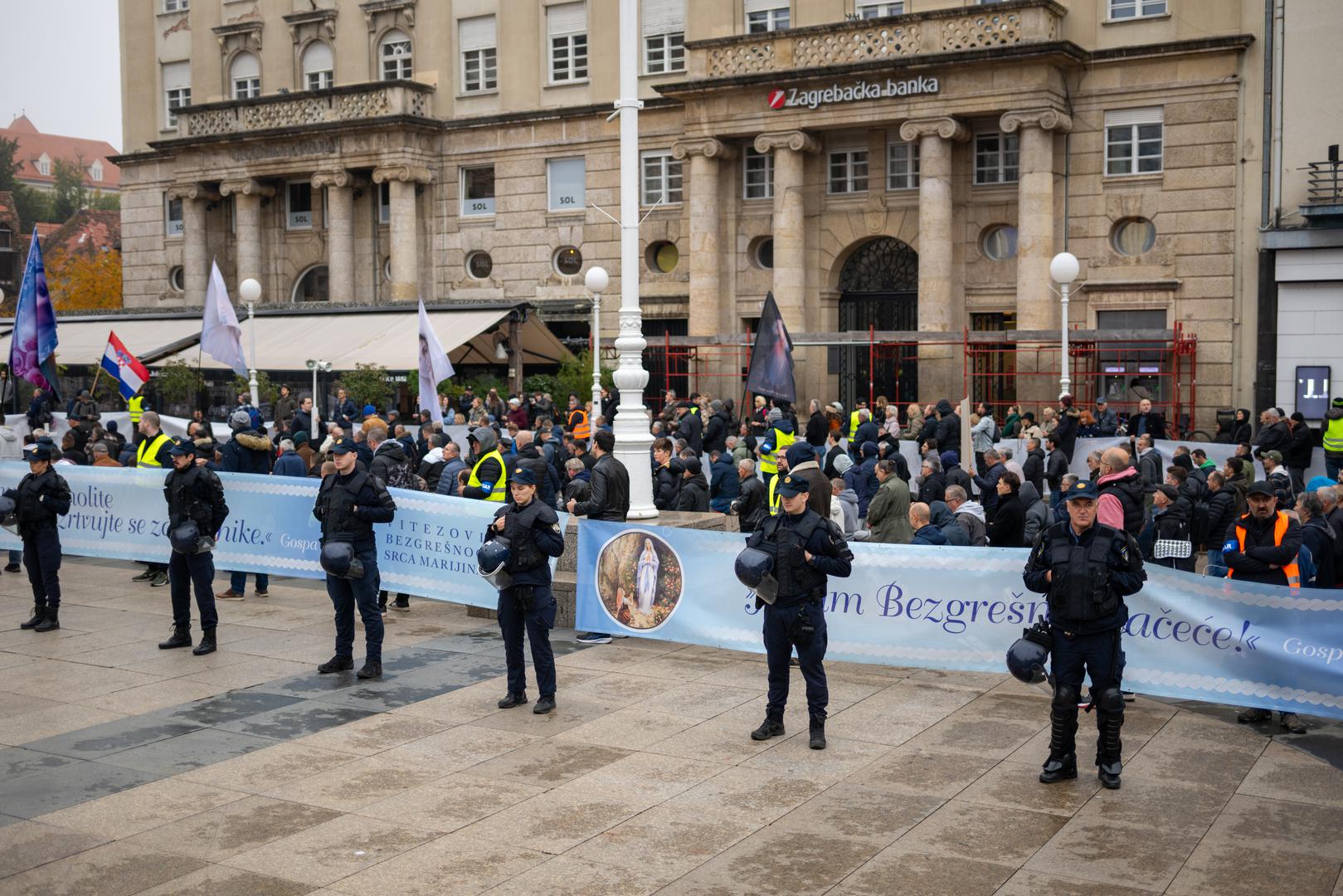 Prva subota u mjesecu. Već poznatu kulisu glavnog zagrebačkog trga, ali i brojnih drugih trgova diljem zemlje, od ranog su jutra ispunili muškarci te započeli molitvu. 