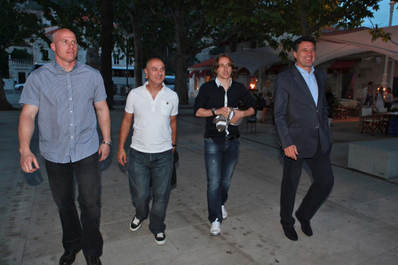 '29.05.2010., Restoran Nautica, Dubrovnik - Luka Modric, hrvatski nogometni reprezentativac je u Dubrovniku. Tu su bracA\\u0308\\u0087a Zdravko i Zoran MamiA\\u0308\\u0087, a stigao je i Tottenhamov p