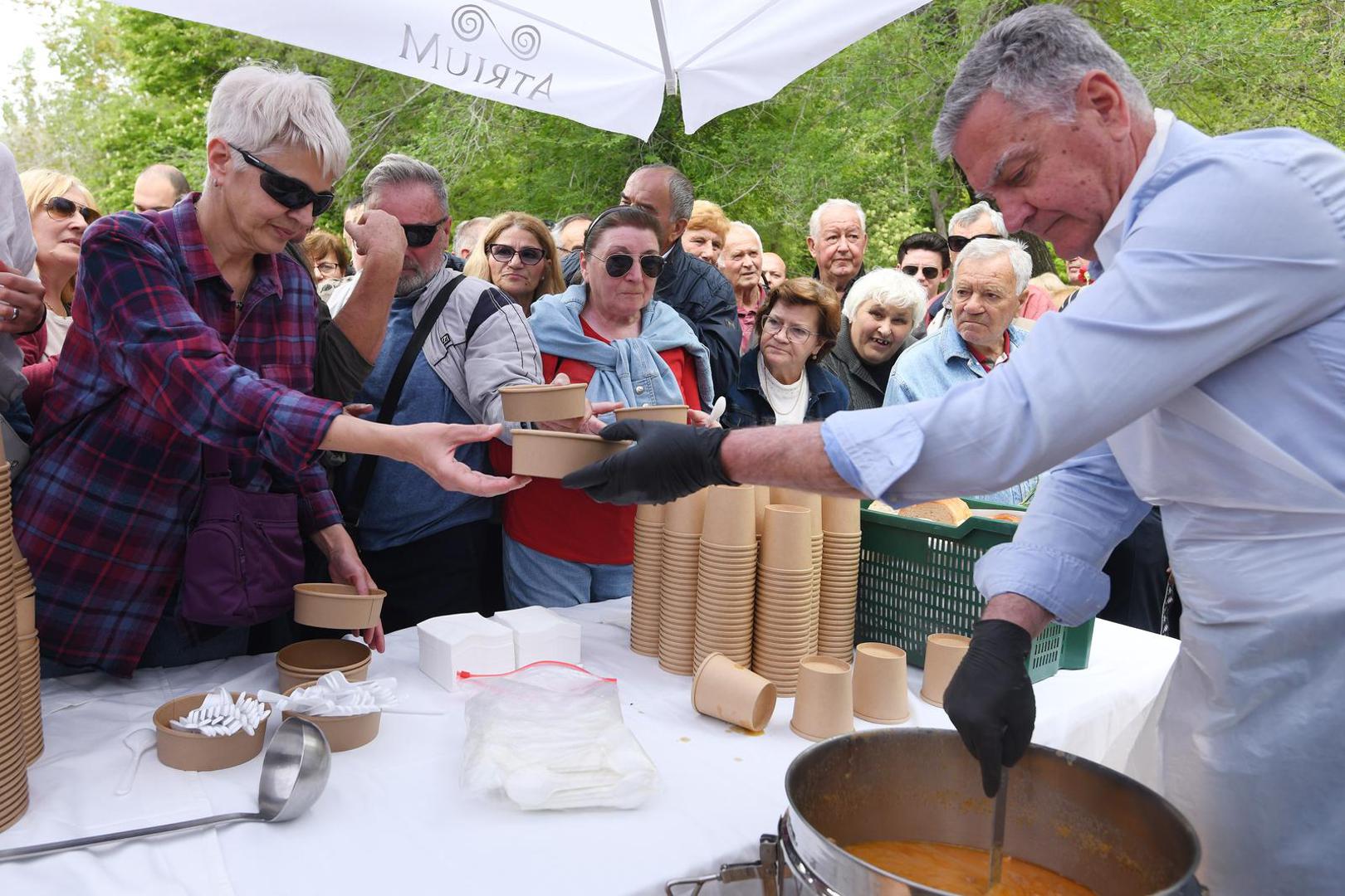 01.05.2023., Skradinski buk - Tradicionalna podjela graha u Nacionalnom parku Krka povodom Medjunarodnog praznika rada privukla veliki broj posjetitelja. Photo: Hrvoje Jelavic/PIXSELL