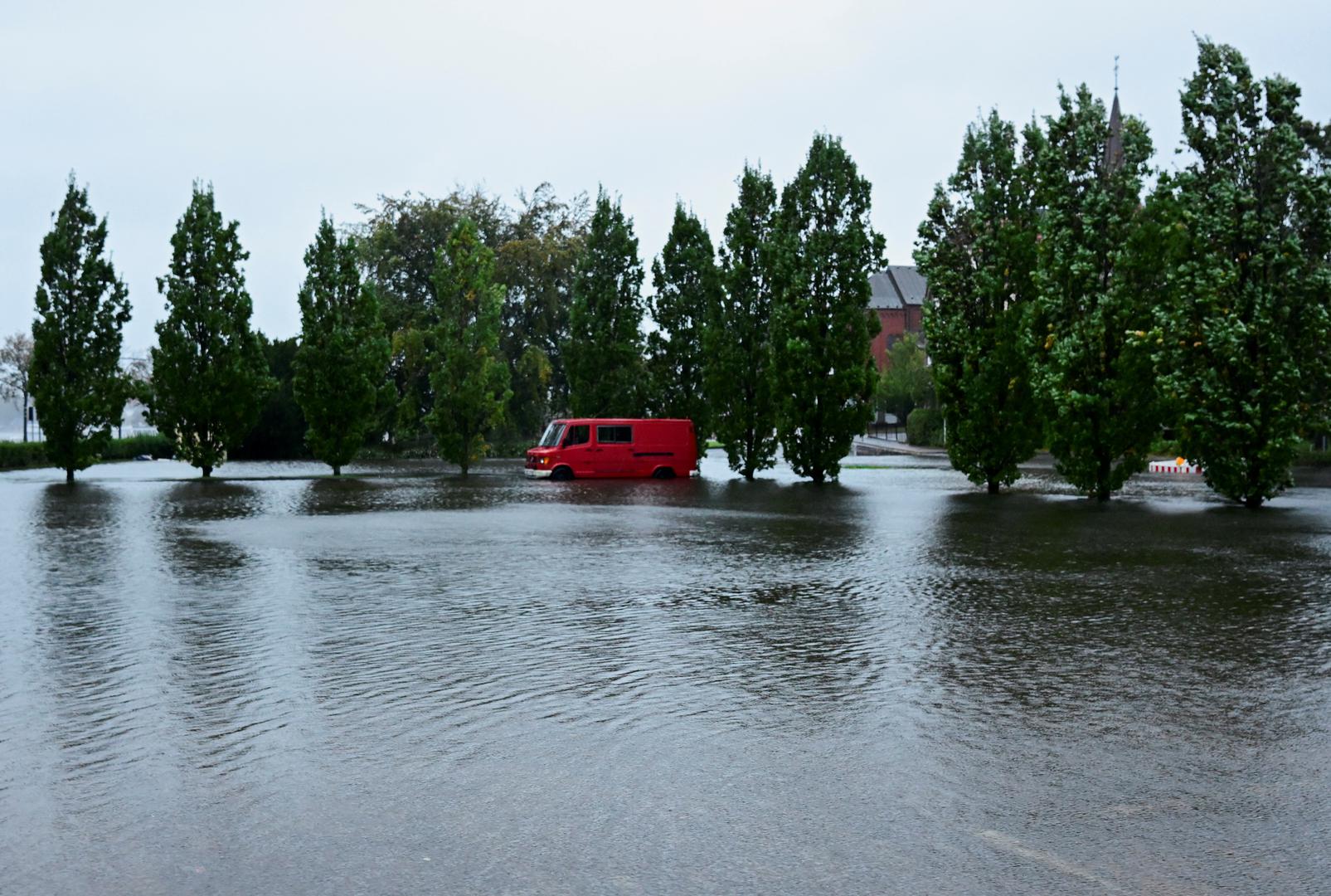 A vehicle is partially submerged in a flooded road as the Baltic Sea coast is hit by heavy storms, in Schleswig, northern Germany, October 20, 2023.  REUTERS/Fabian Bimmer Photo: Fabian Bimmer/REUTERS