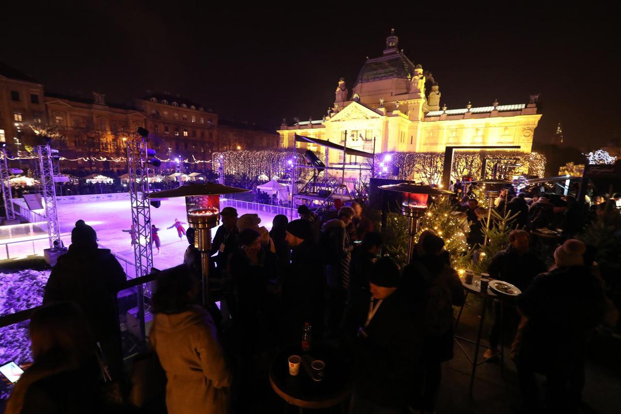 Svečanim paljenjem lampica na Zrinjevcu otvoren Advent