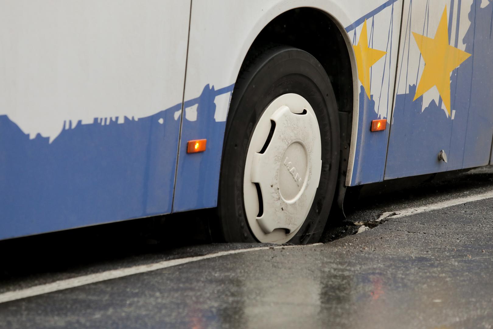 20.05.2021., Osijek - Jutros je pod tezinom autobusa GPP-a popustio asfalt u Ulici kralja Petra Svacica. Photo: Dubravka Petric/PIXSELL