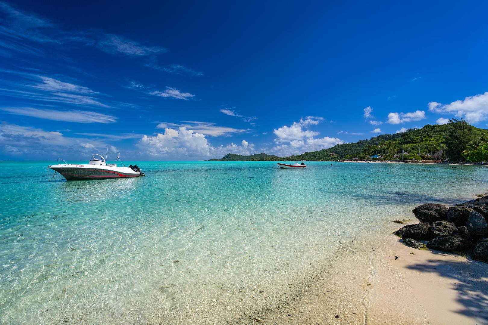 Samo četiri od 30 najplavijih voda na svijetu su izvan Europe. Plaža Kaputas u Kasu u Turskoj ima petu najplaviju nijansu vode na svijetu, s gotovo 17 točaka razlike između njezinog koda boje i YInMn plavog koda. Zadivljujuća obala Cannon Beacha pruža pogled na legendarnu stijenu Haystack Rock, što ovu lokaciju u Oregonu stavlja na 15. mjesto u svijetu. Plaža Matira u Bora Bori 28. je na svijetu po svojim plavim obalama, a argentinska Playa El Doradillo zatvara 30 najboljih.