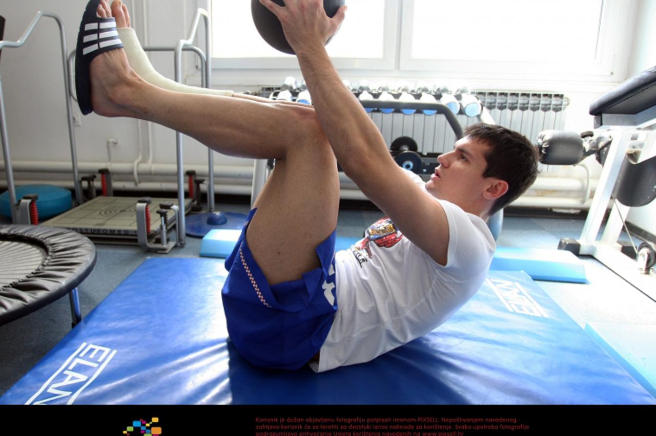 '05.05.2012., Maksimirski stadion, Zagreb - Ozlijedjeni Dejan Lovren dolazi na rehabilitacijsku terapiju u nogometni klub Dinamo Zagreb. Photo: Marko Prpic/PIXSELL'