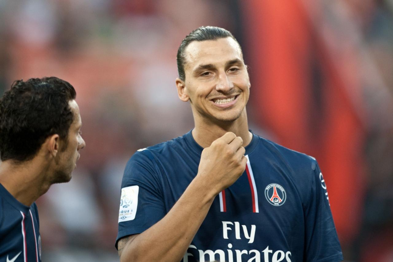 'Paris Saint-Germain\'s new Swedish signing Zlatan Ibrahimovic smiles with teammate Nene before a friendly match against DC United in Washington on July 28, 2012.    AFP PHOTO/Nicholas KAMM'