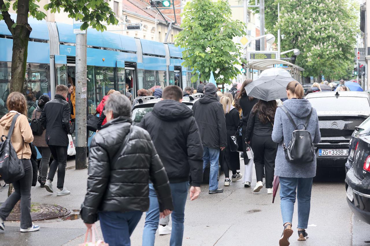 Zagreb: Kišni utorak počeo kvarom tramvaja kod Kvatrnikovog trga