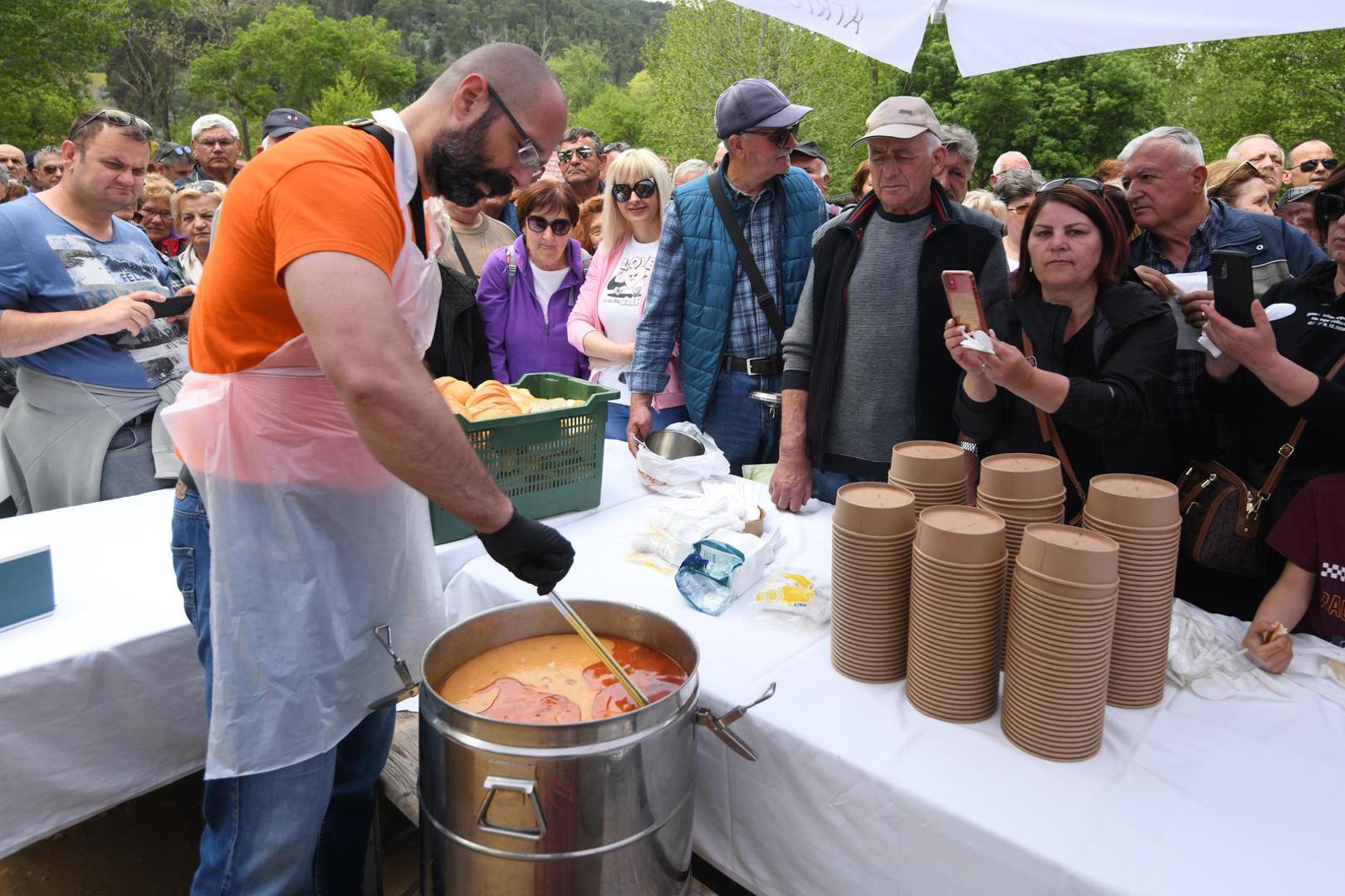 01.05.2023., Skradinski buk - Tradicionalna podjela graha u Nacionalnom parku Krka povodom Medjunarodnog praznika rada privukla veliki broj posjetitelja. Photo: Hrvoje Jelavic/PIXSELL