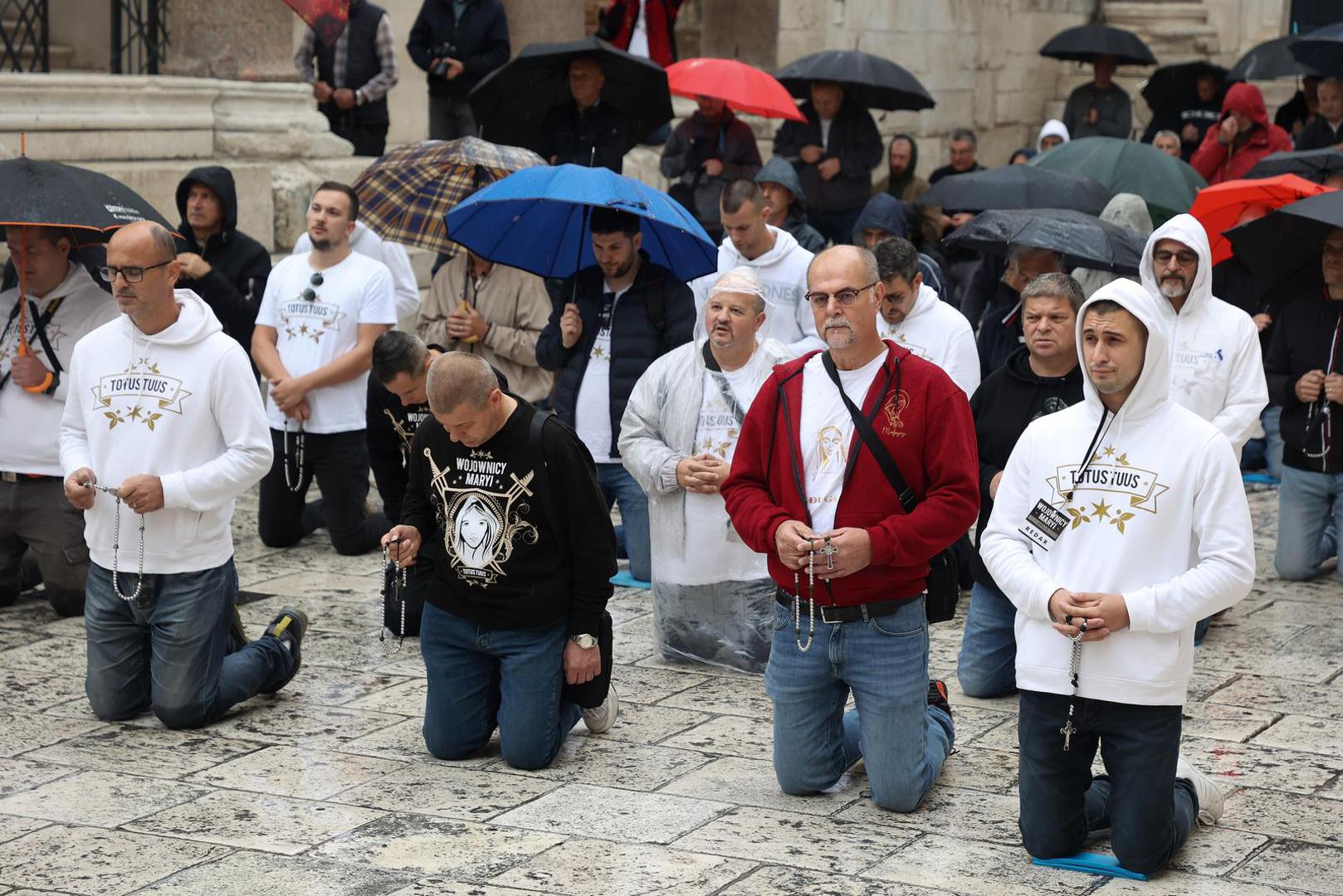 04.11.2023., Split - Peristil, prva subota u studenom molitelji ponovno na trgovima, u Splitu ovog puta uz kisu i bez performera.  Photo: Ivana Ivanovic/PIXSELL