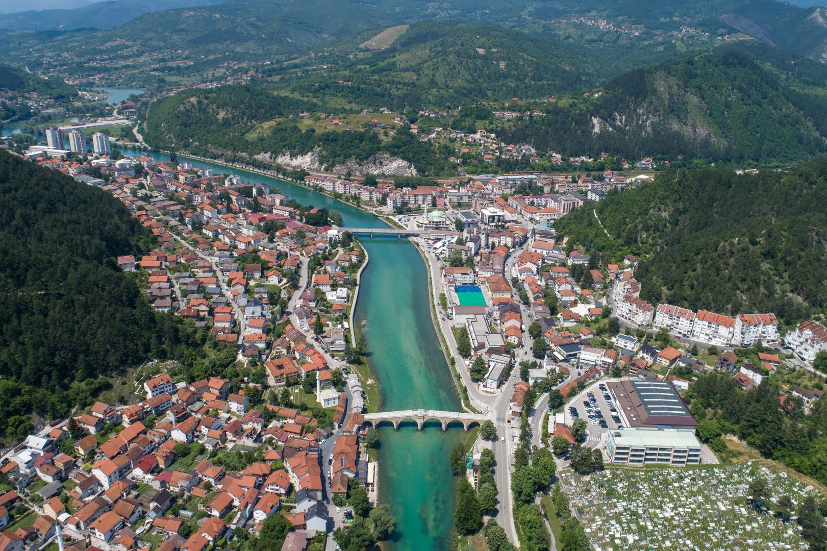 To čini Neretvu izuzetno važnom za stanovnike zemalja kroz koje protječe. Neretva se proteže u dužini od 230 kilometara, većim dijelom kroz Bosnu i Hercegovinu (208 km), a manjim dijelom kroz Hrvatsku (22 km) prije nego što se ulije u Jadransko more.