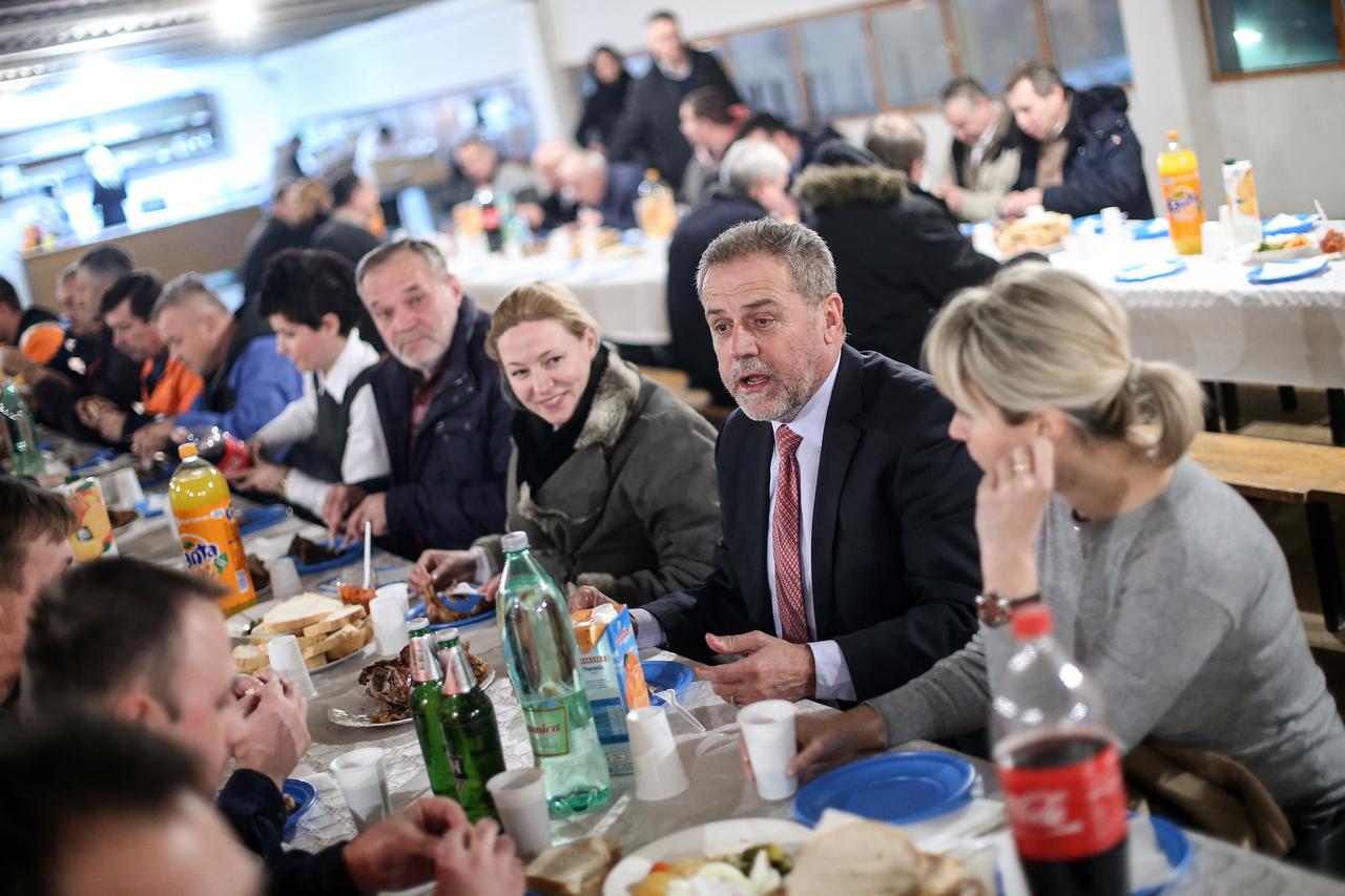 07.01.2016.,  Zagreb -  Milan Bandic pocastio radnike Zimske sluzbe sa pecenom svinjetinom u njihovoj glavnoj bazi na Zitnjaku.  Photo: Petar Glebov/PIXSELL