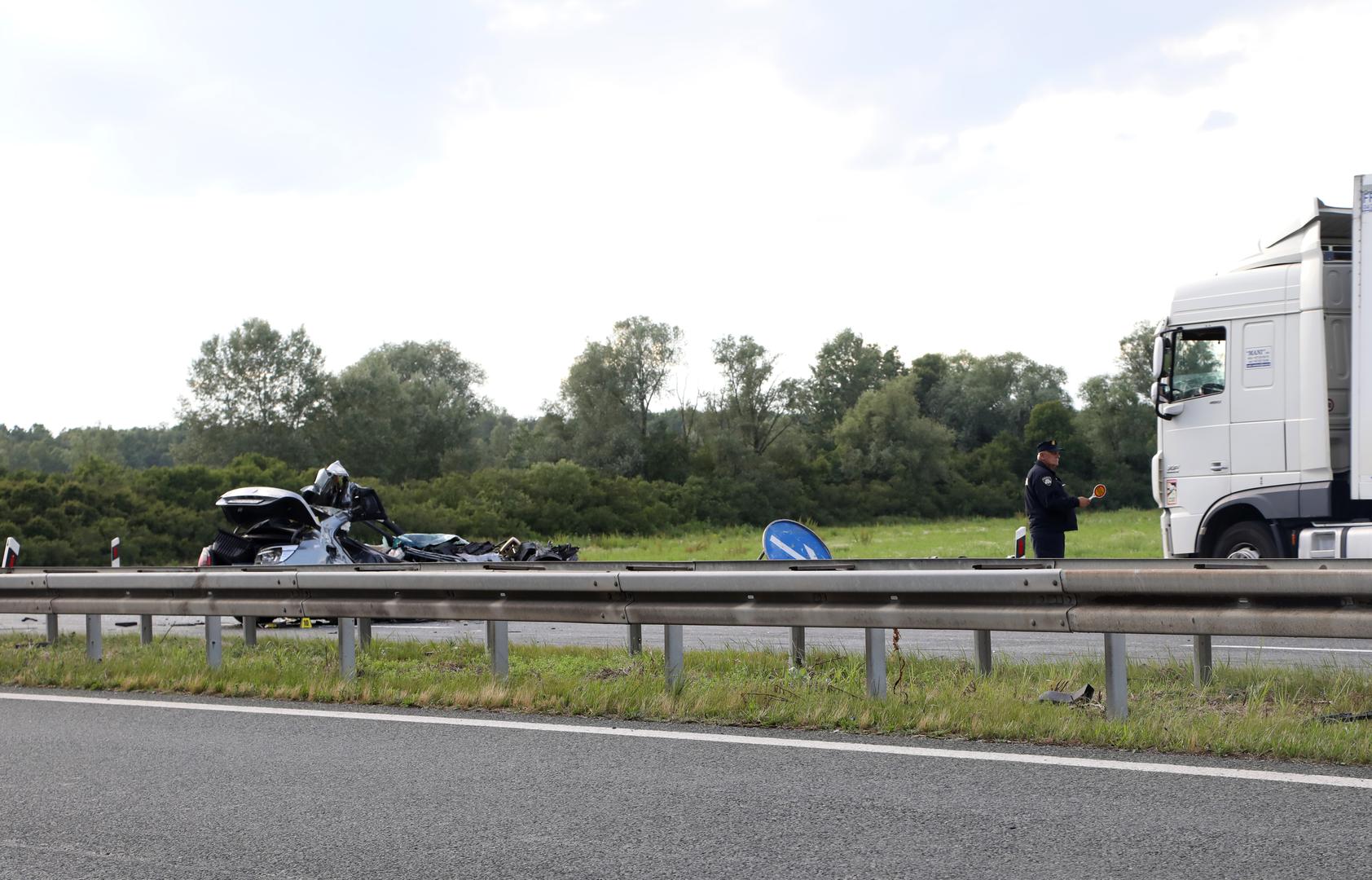 31.05.2024., Novska - Na sjevernoj strani autoceste A3 izmedju cvora Okucani i Novska dogodila se prometna nesreca u kojoj je sudjelovalo teretno i osobno vozilo. Dvije osobe su smrtno stradale dok je jedna osoba prevezena u bolnicu u Novu Gradisku. Policijski ocevid je u tijeku. Photo: Edina Zuko/PIXSELL