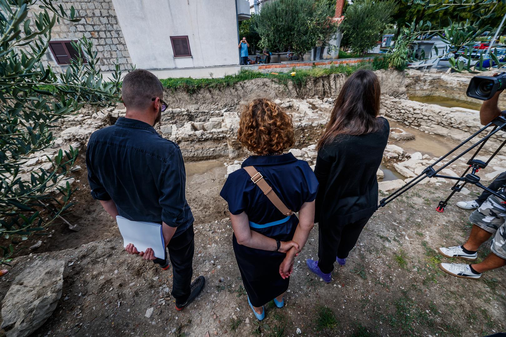 26.09.2024., Stobrec  - Prapovijesno Arheolosko nalaziste u centru Stobreca posjetila je ministrica Nina Obuljen Koezinek u pratnji Marine Ugarkovic. Photo: Zvonimir Barisin/PIXSELL