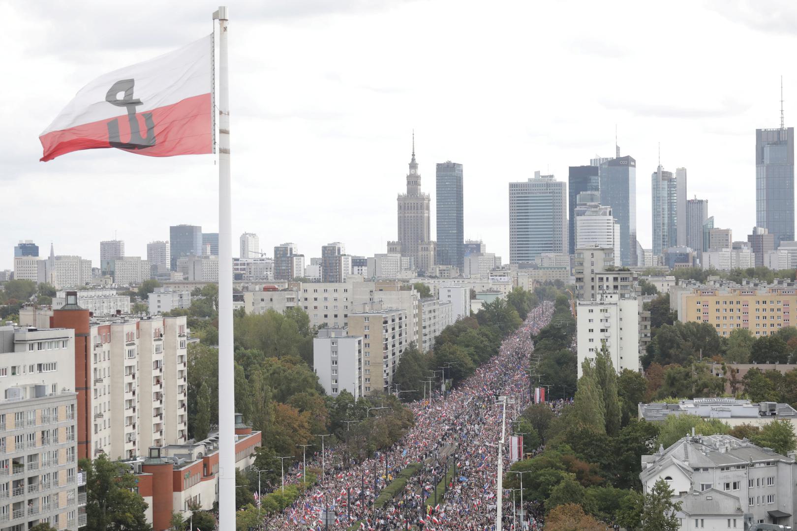 A giant Second World War Polish Home Army flag is seen, as participants attend the "March of a Million Hearts" rally, organised by the Civic Coalition opposition parties, two weeks ahead of the parliamentary election, in Warsaw, Poland October 1, 2023. Agencja Wyborcza.pl/Maciek Jazwiecki via REUTERS ATTENTION EDITORS - THIS IMAGE WAS PROVIDED BY A THIRD PARTY. POLAND OUT. NO COMMERCIAL OR EDITORIAL SALES IN POLAND. Photo: Maciek Jazwiecki/AGENCJA WYBORCZ/REUTERS