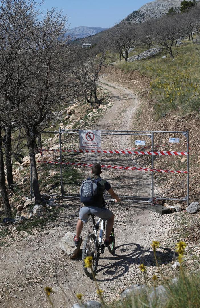 04.04.2020., Split - Zatvoren zaobilazni makadamski put izmedju Krila i Gornje Podstrane koji su pojedincki koristili kao alternativu nakon uvodjenja kontrolnog punkta u Mutograsu na cesti izmedju Omisa i Splita koji je postavljen u svrhu smanjenja opasnosti od sirenja koronavirusa. Photo: Ivo Cagalj/PIXSELL