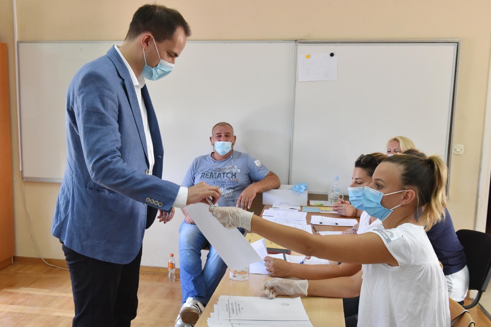 05.07.2020. Sibenik - Ministar Uprave Ivan Malenica glasovao na birackom mjestu u Brodarici. Photo: Hrvoje Jelavic/PIXSELL