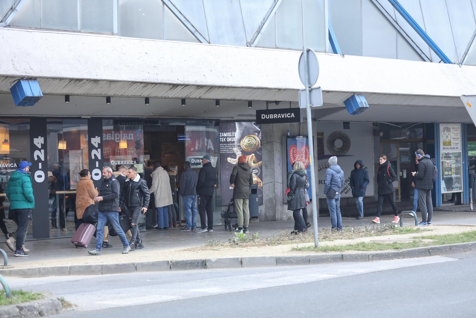 Na zagrebačkom Autobusnom kolodvoru jutros redovi ispred pekarnica, trgovina i drugih prodajnih mjesta