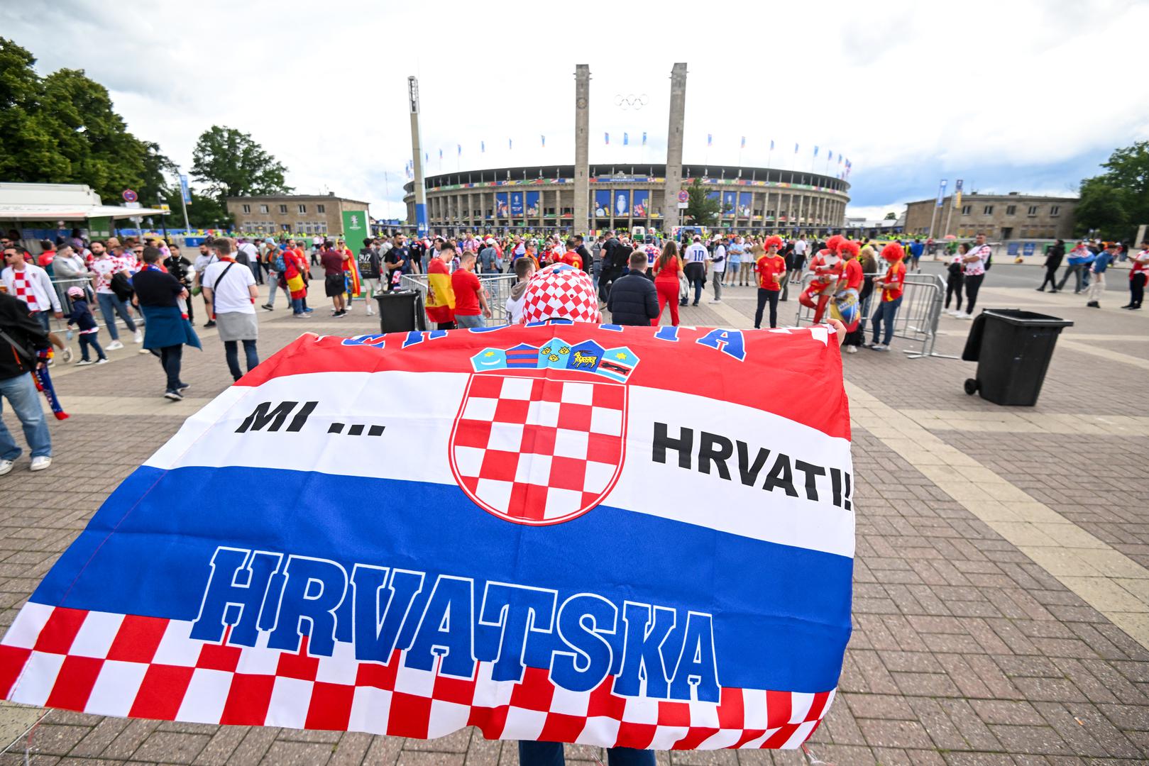 I ispred Olimpijskog stadiona bilo je veselo, s mnoštvom ljudi u "kockicama"