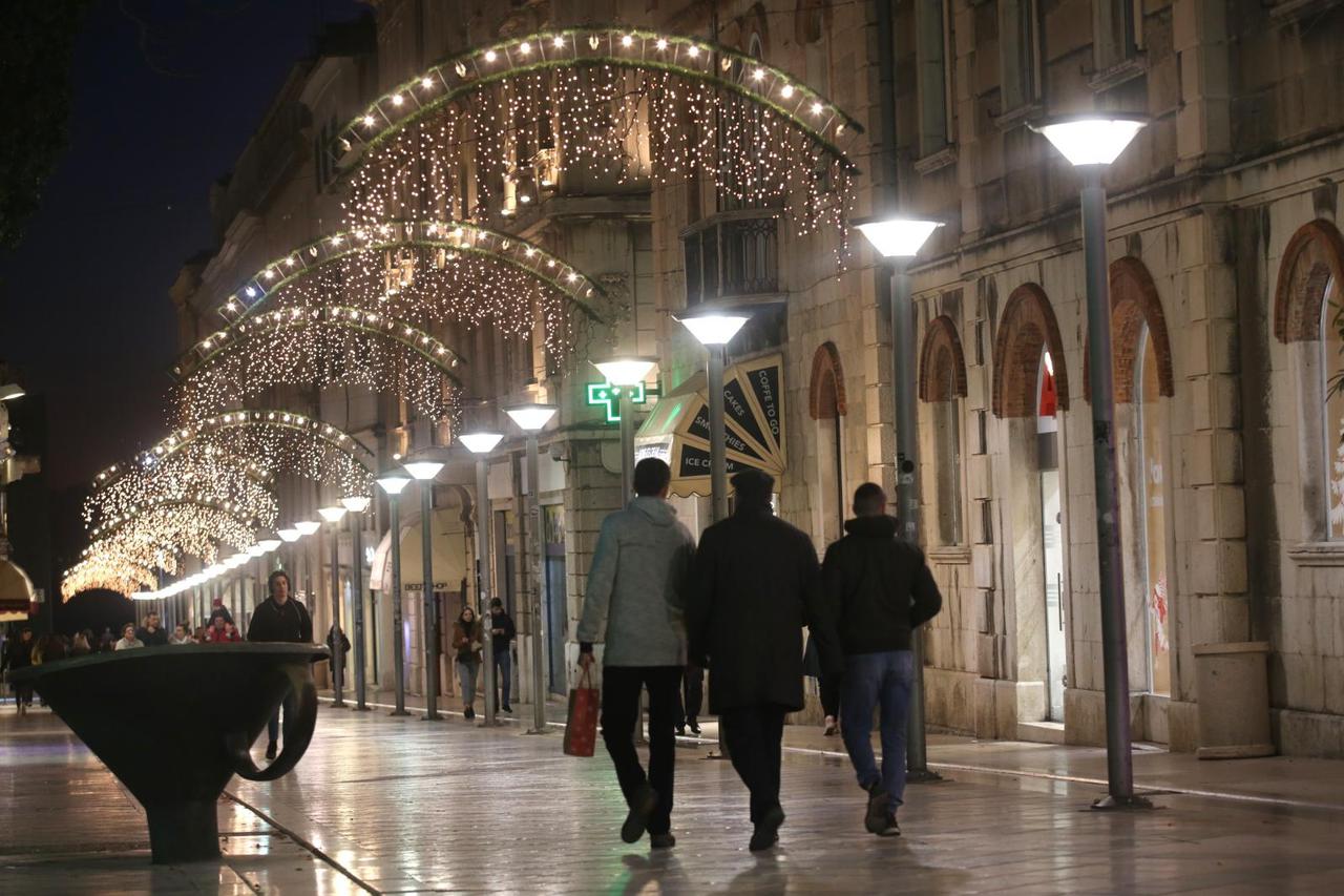 Split: Paljenjem prve adventske svijeće započeo Advent u gradu