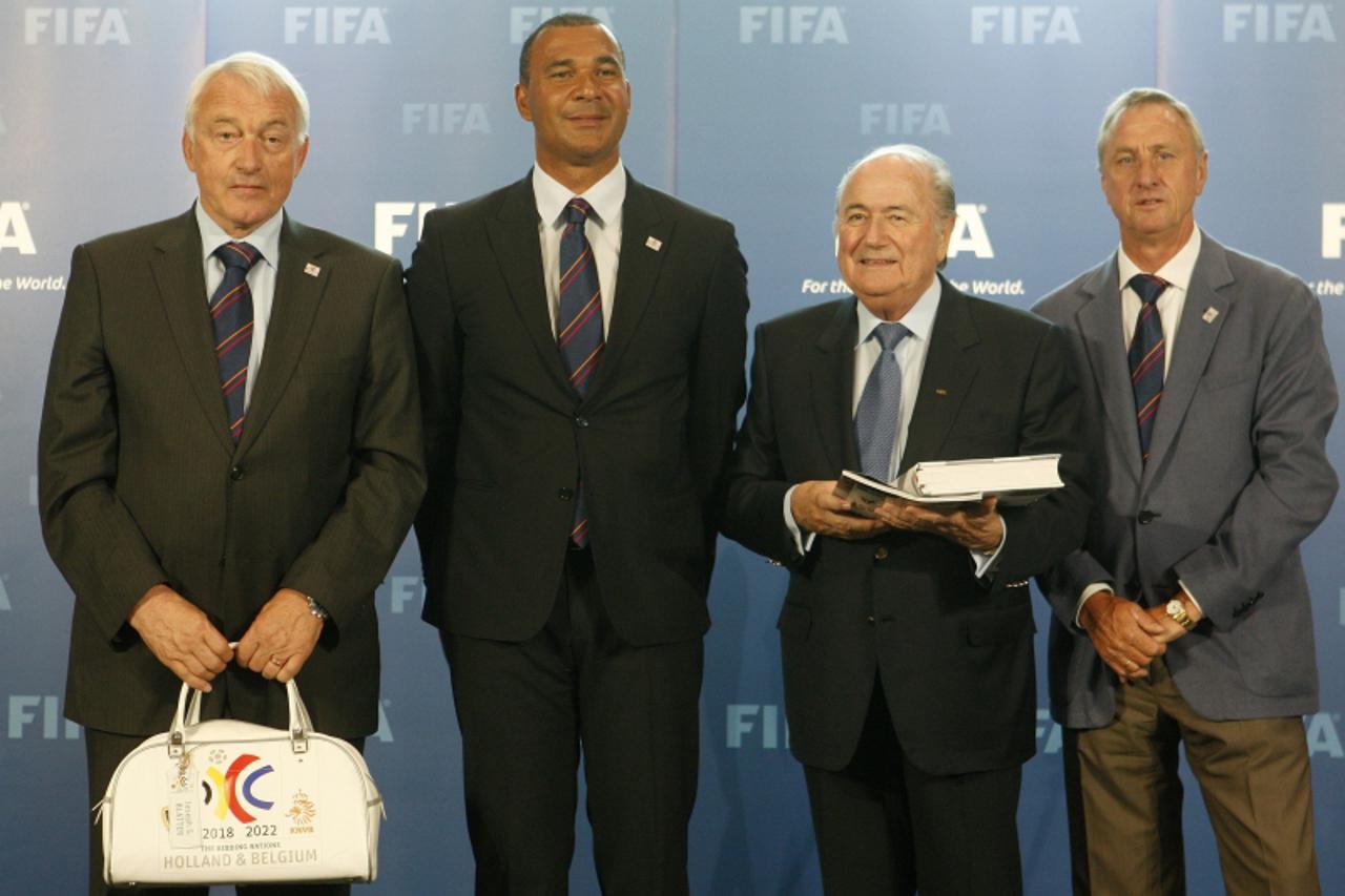 'Soccer legends Paul van Himst (L) of Belgium and Ruud Gullit (2ndL) and Johan Cruyff (R) of the Netherlands, members of the Dutch-Belgium bid committee pose with FIFA President Sepp Blatter (2ndR) af