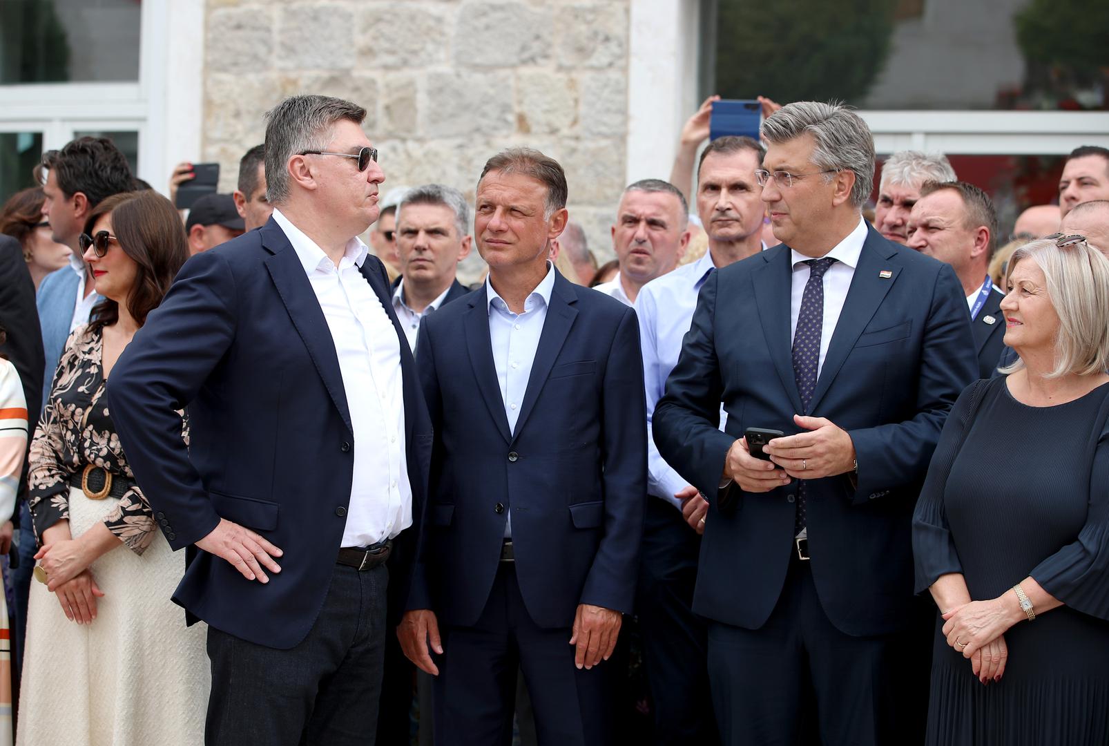 06.08.2023., Sinj - 308. Sinjska alka. Sinjska alka je hrvatska viteska igra. Odrzava se svake godine u nedjelju u prvoj trecini mjeseca kolovoza u Sinju, na godisnjicu pobjede nad turskim osvajacima 14. kolovoza 1715. Na taj dan je 700 hrvatskih vojnika iz Sinja uspjelo odbiti navalu vojske turskog seraskera Mehmed-pase Celica koja je brojala 60.000 vojnika. Predsjednik RH Zoran Milanovic, predsjednik Sabora Gordan Jandrokovic, predsjednik Vlade RH Andrej Plenokvic Photo: Zvonimir Barisin/PIXSELL