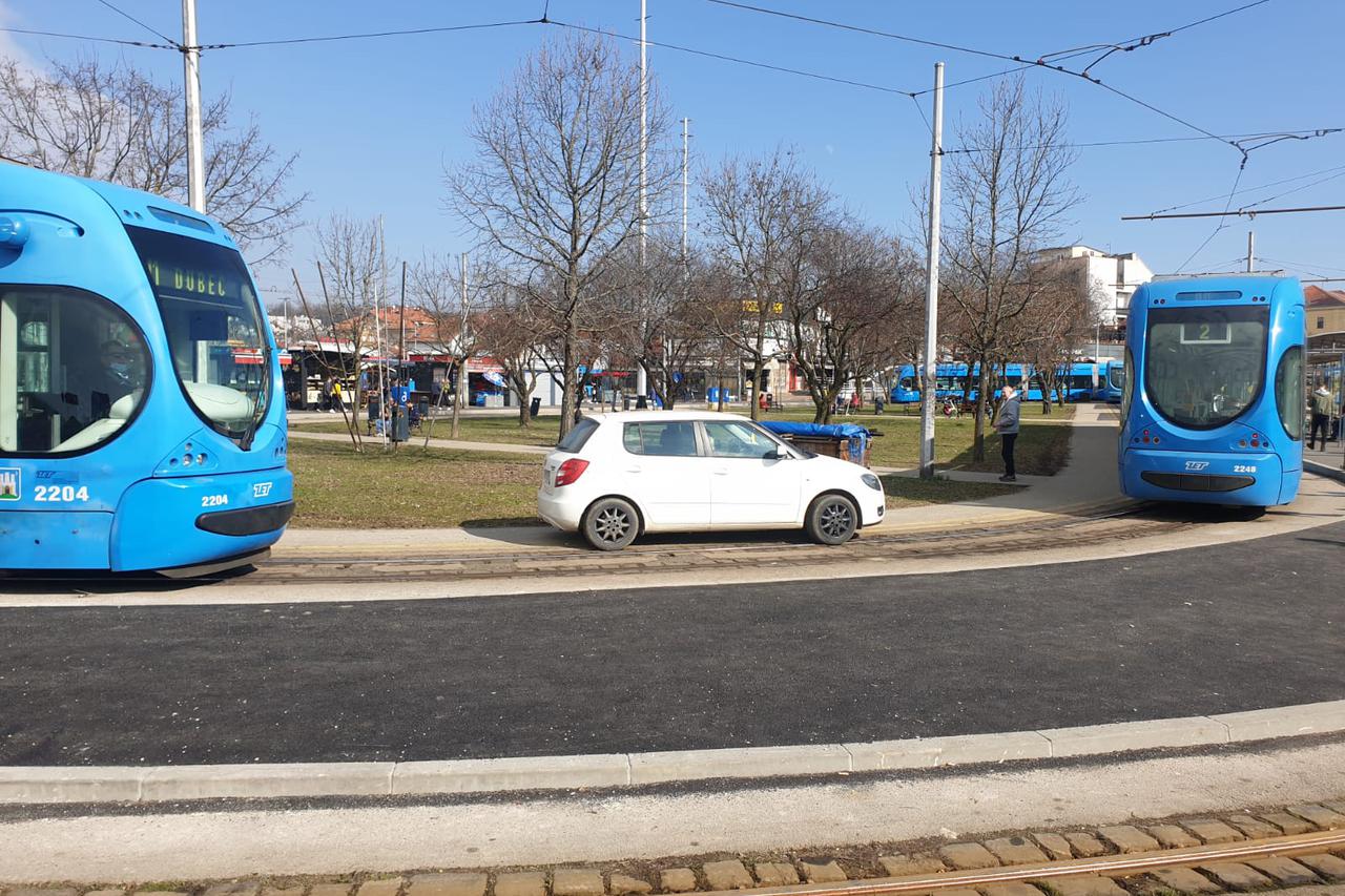 Črnomerec - Parkirao Škodu na okretištu tramvaja