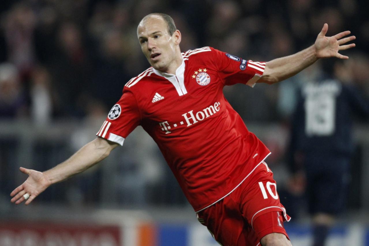 'Arjen Robben of Bayern Munich celebrates after scoring against Olympique Lyon during their Champions League semi-final first leg soccer match in Munich April 21, 2010.    REUTERS/Vincent Kessler (GER