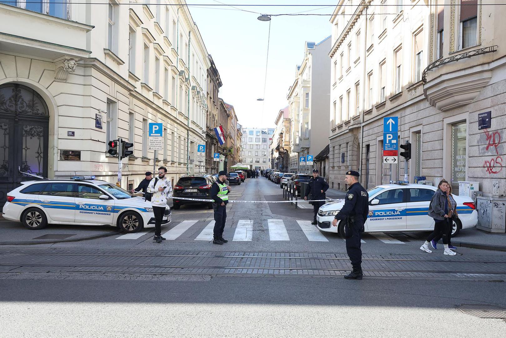 Policijski službenik uspio se osloboditi te je pao na tlo u visini Tomićeve ulice, izvještava PU zagrebačka. Vozač zatim nastavlja Frankopanskom ulicom, gdje je ugrozio troje pješaka, te se naposlijetku u Dalmatinskoj zabija u zgradu.