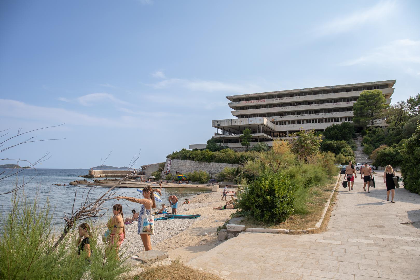 U propalom kompleksu uz šljunčanu plažu odsjedale su nekad glumačke zvijezde Yul Brynner, Elizabeth
Taylor i Richard Burton, državnici Mihael Gorbačov, Jaser Arafat, Moamer Gadafi, Sandro Pertini...