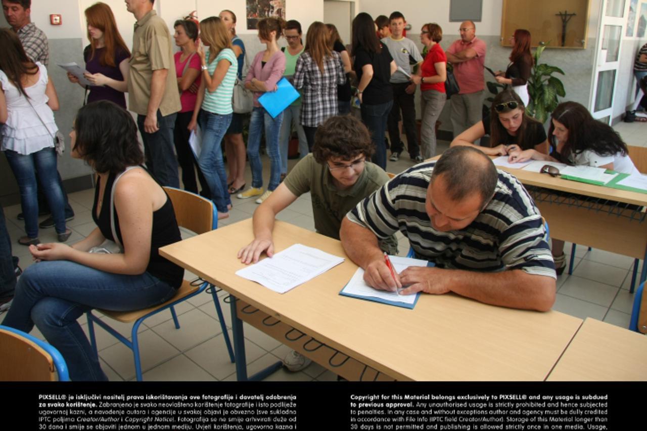 '04.07.2011. Karlovac - U srednjim skolama pocele prijave za upise u 1. razred srednje skole. Ucenici i roditelji na prijavama u Ekonomskoj skoli. Photo: Kristina Stedul Fabac/PIXSELL'